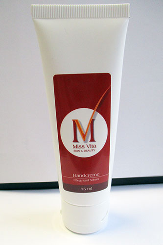 Miss-Vita Handcreme ist für die täglich belasteten Hände entwickelt worden. Die kaum fettende Creme pflegt auch trockene und raue Haut zart und geschmeidig.